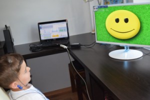Dziecko podczas treningu EEG Biofeedback w gabinecie Eduś